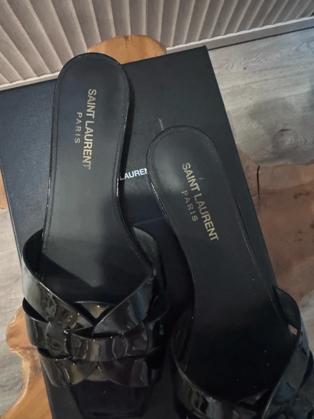 SAINT LAURENT
Tribute Nu Pieds Patent Leather Flat Sandals - Picture 12 of 13